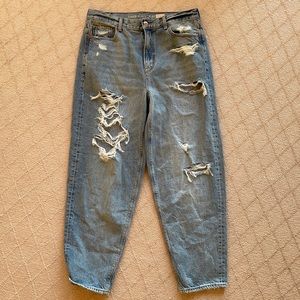 Distressed boyfriend jean
